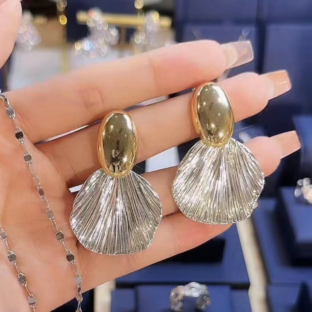 Muschel-Ohrringe aus Gold und Silber