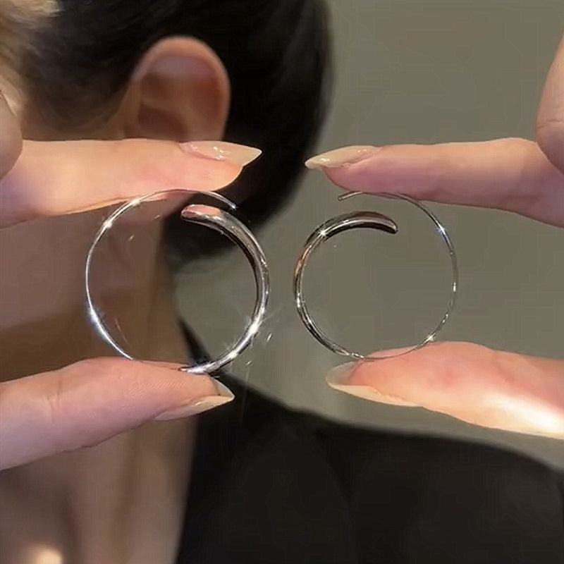 Große geschwungene Ohrringe