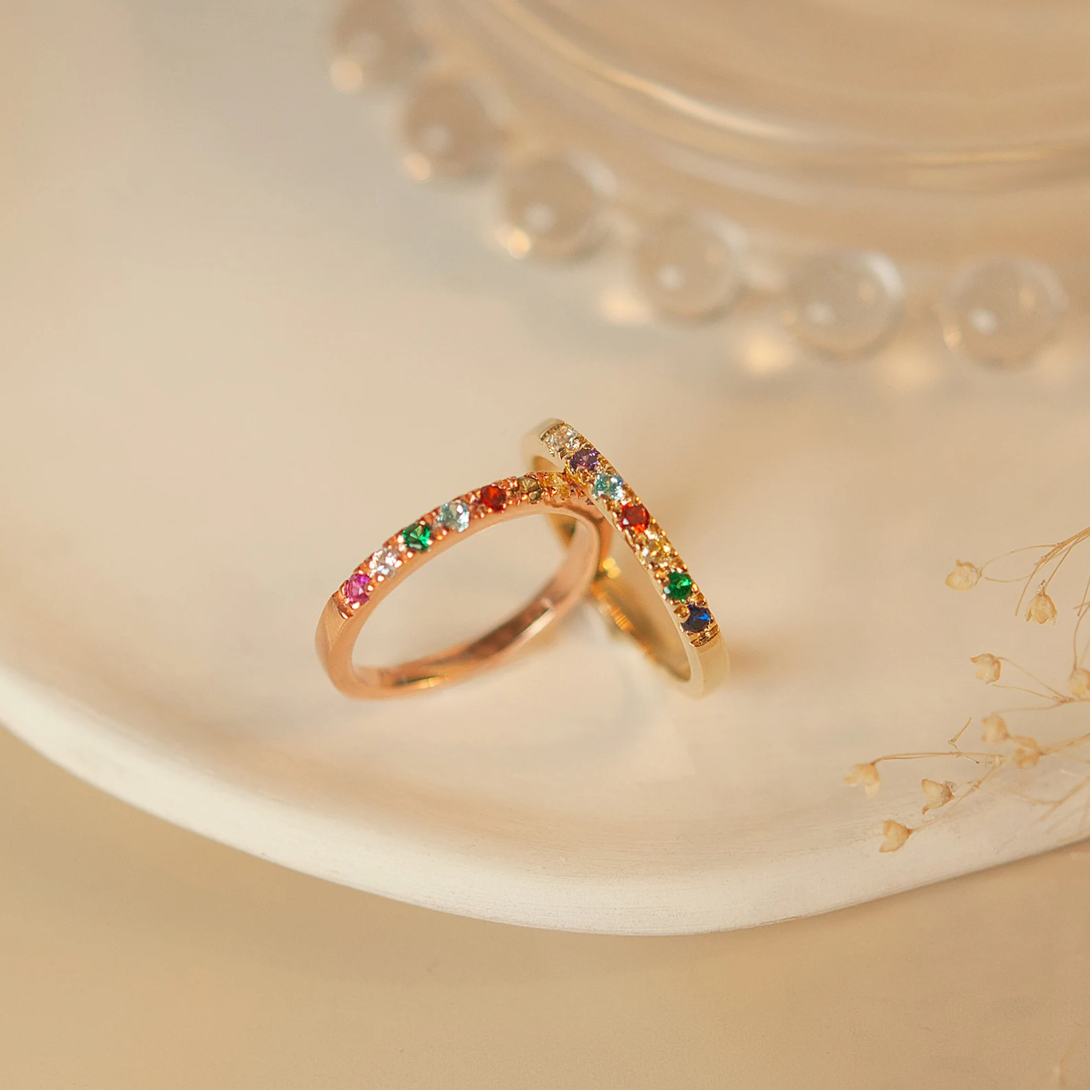 Zarter Goldener Geburtsstein-Ring – Familienschmuck mit Bedeutung
