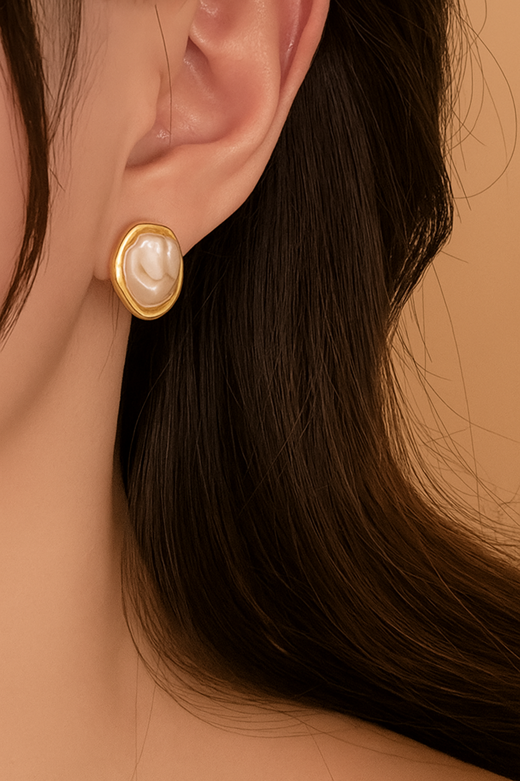 Elegante goldfarbene unregelmäßige ovale Perlenohrstecker für Frauen