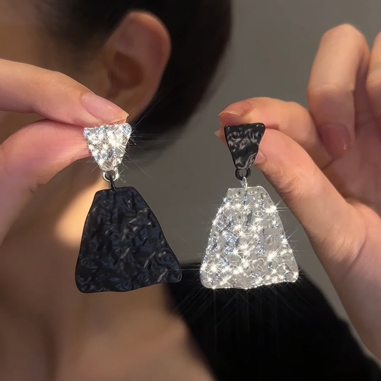 Schwarze und weiße Colorblock-Ohrringe