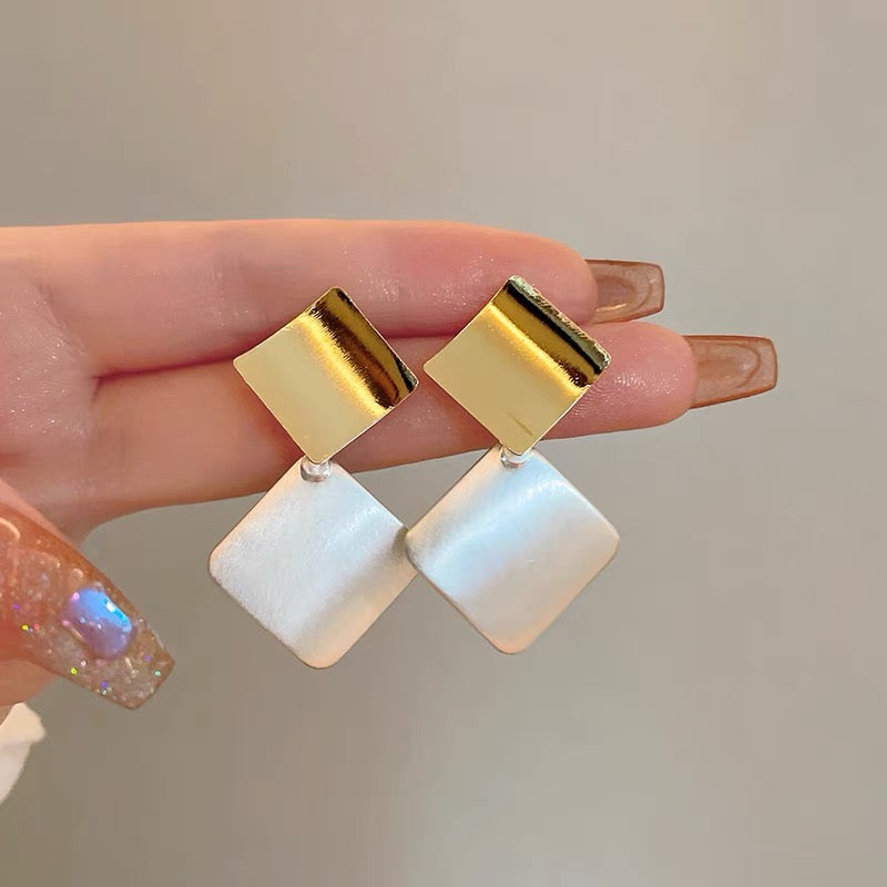 Quadratische Clashing-Ohrringe