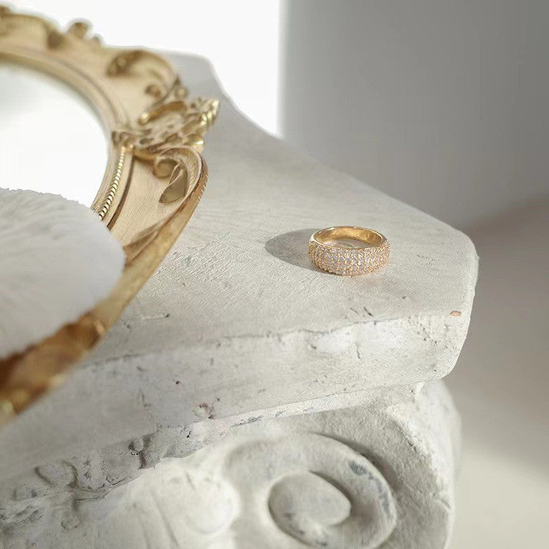 Goldring mit Kristallkuppel