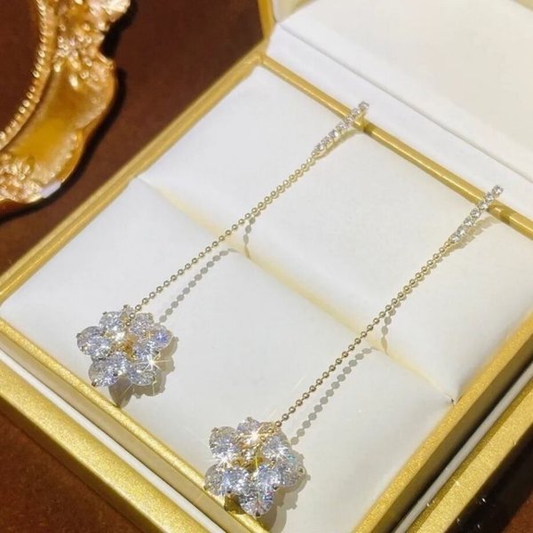 Ohrringe mit baumelnder Blüte