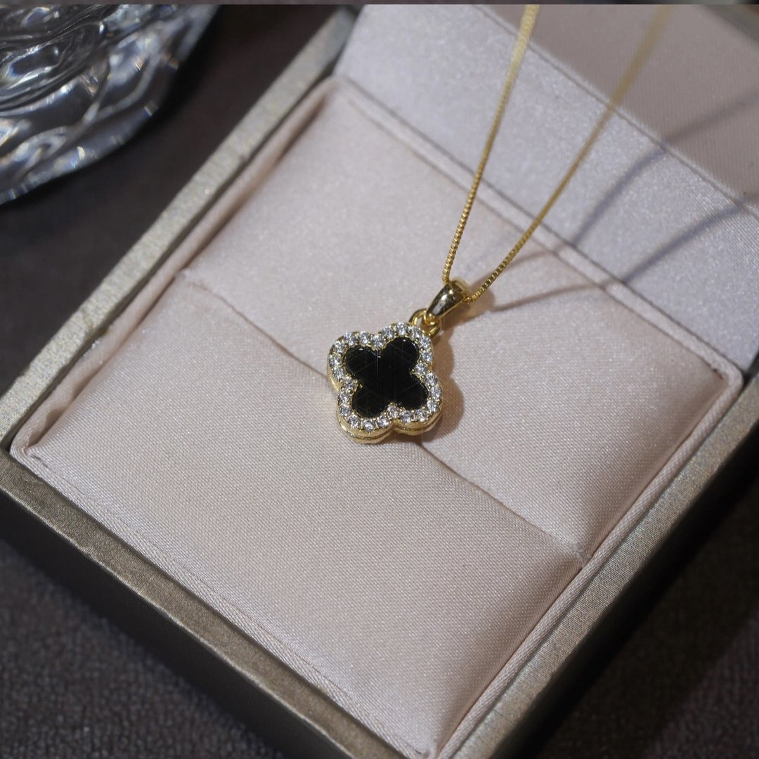 Vergoldete Halskette mit eingelegtem vierblättrigem Kleeblatt