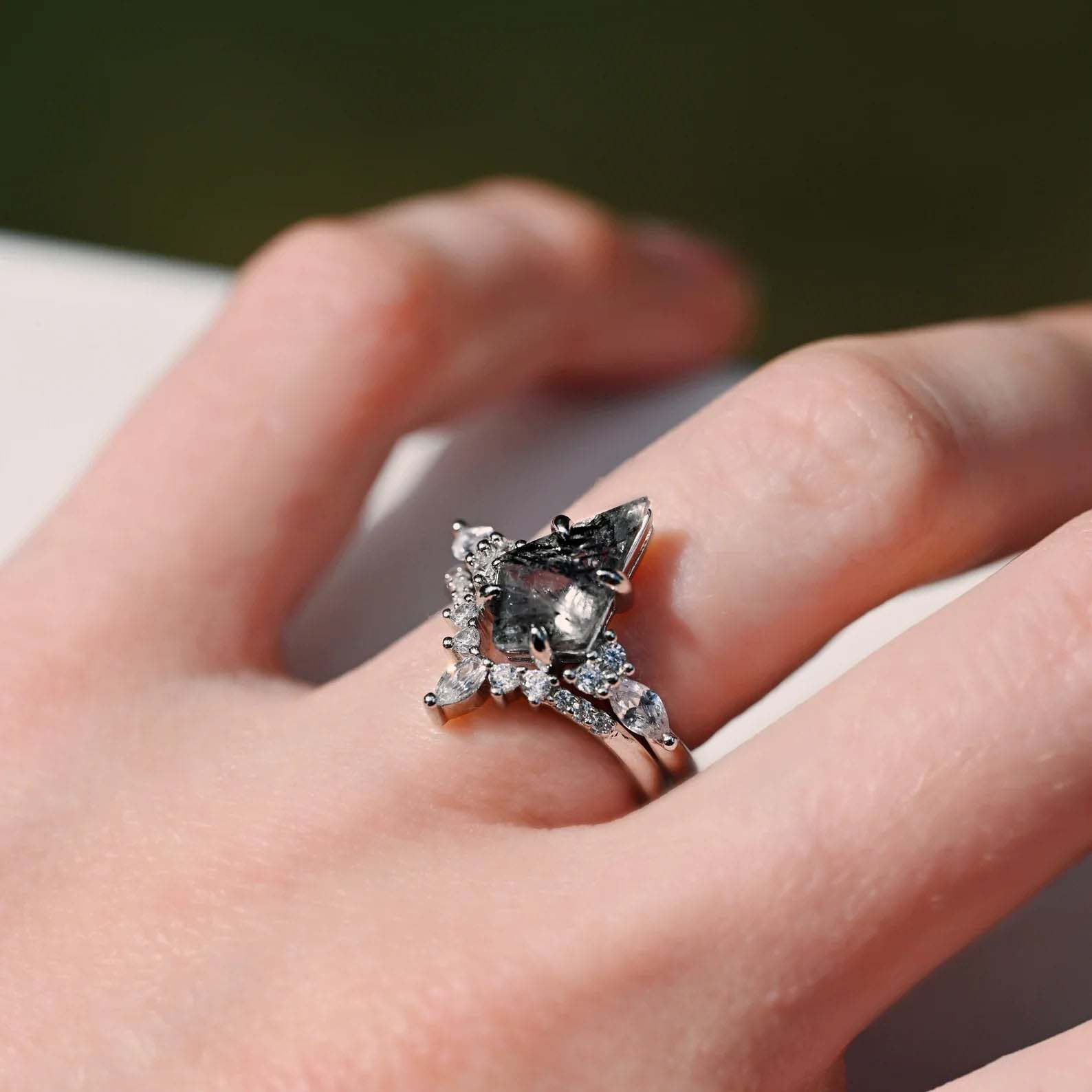 Rohdiamant-Ring mit Salz-und-Pfeffer-Effekt – Galaxy-inspiriertes Verlobungsset im Kite-Schliff