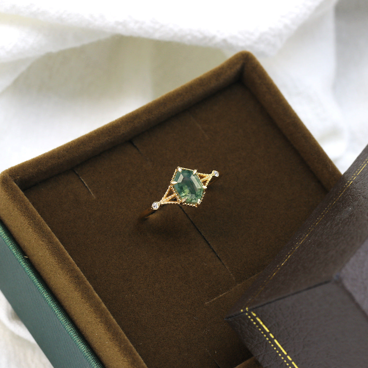 Eleganter Ring mit natürlichem grünem Moosachat