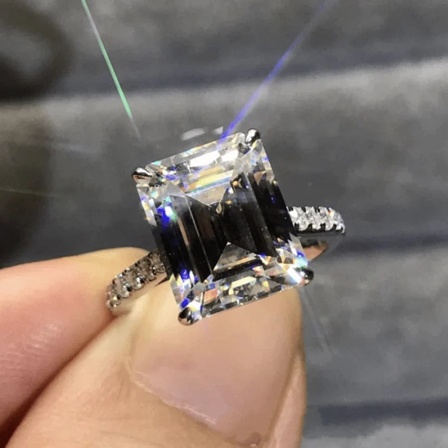 Der Sophy Ring im Smaragdschliff