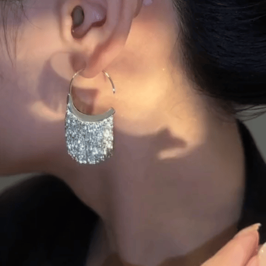 Ohrringe mit bügelförmiger Quaste