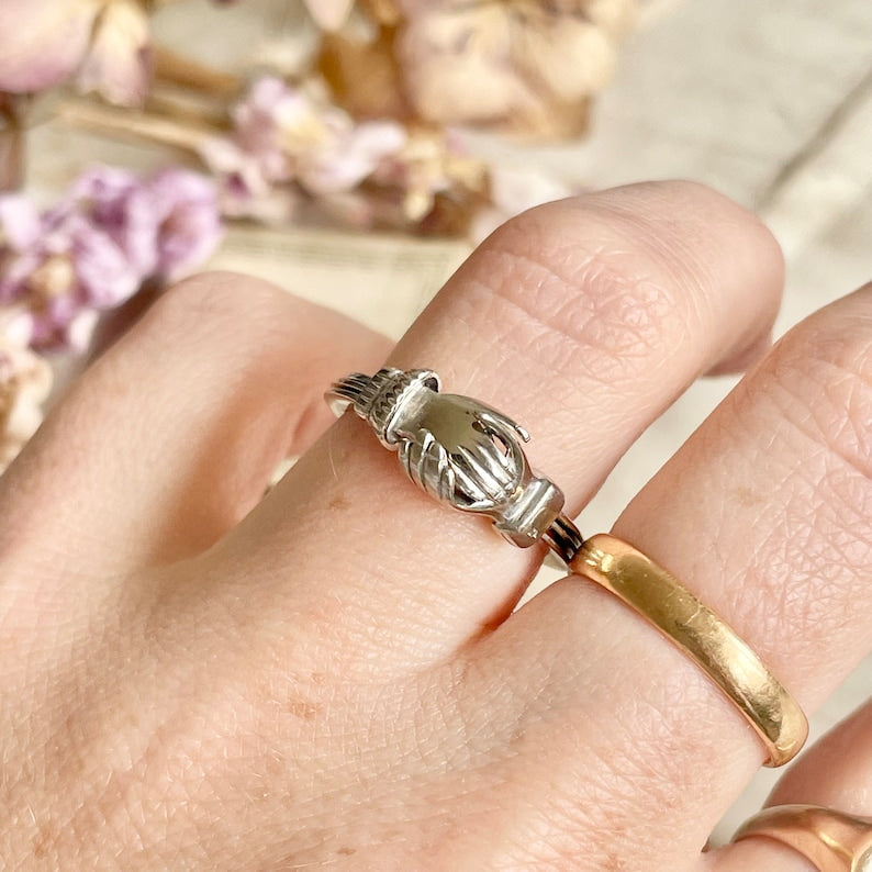 Vintage Gimmel-Fede-Ring mit verborgenem Herzdesign