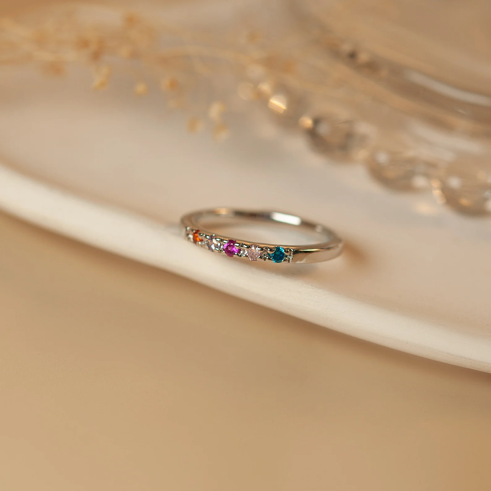 Zarter Goldener Geburtsstein-Ring – Familienschmuck mit Bedeutung