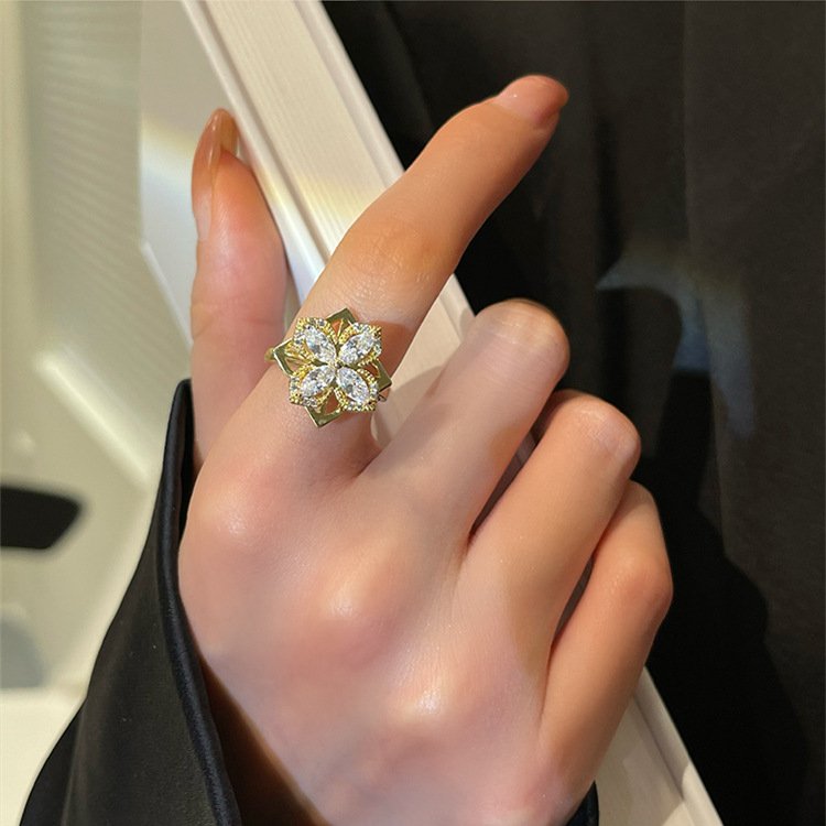 Rotierendes Kleeblatt Vier Zirkonia Ring & Halskette