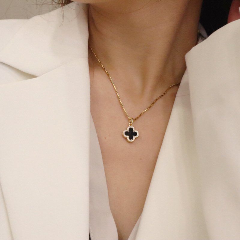 Vergoldete Halskette mit eingelegtem vierblättrigem Kleeblatt