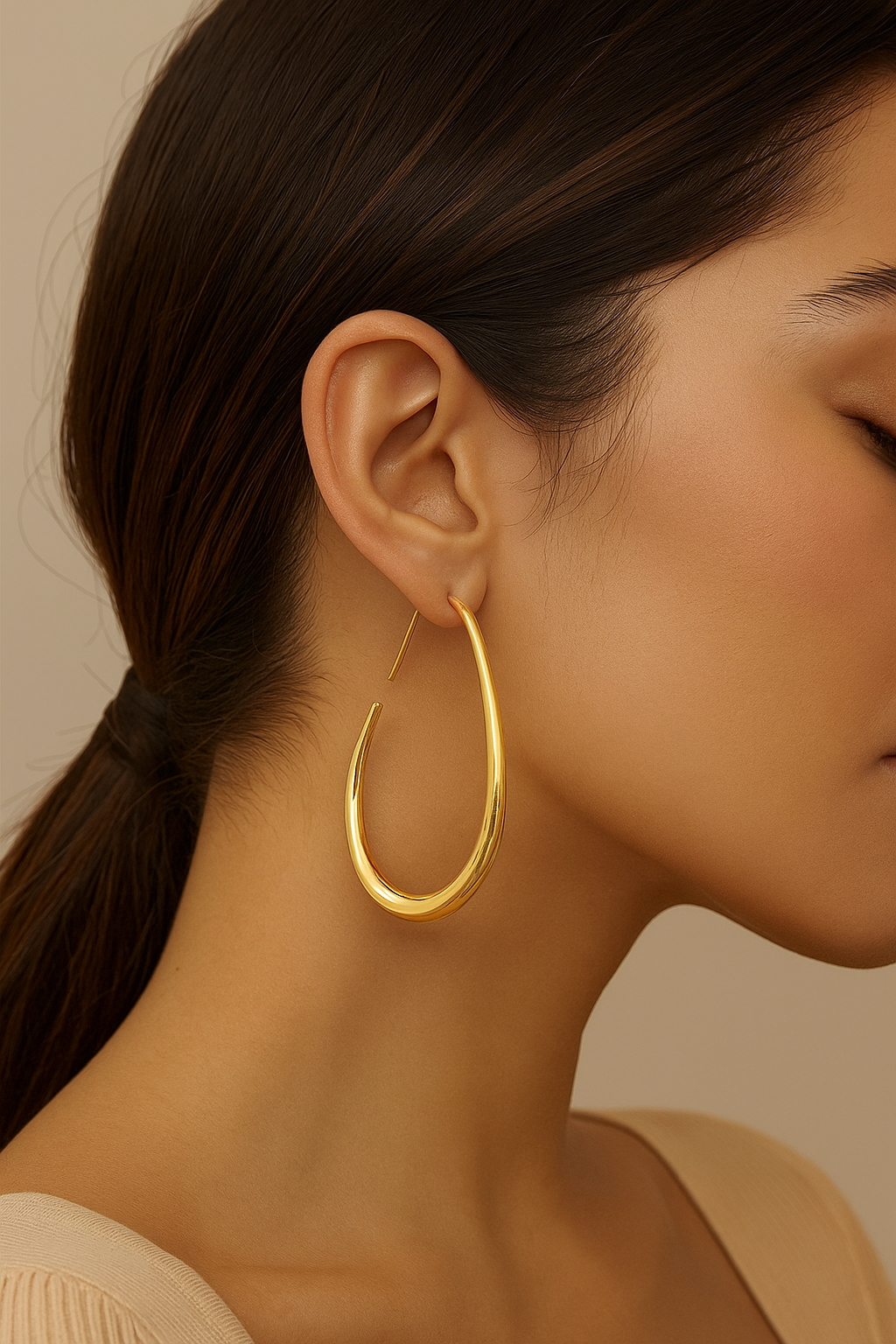 Minimalistischer tropfenförmiger Ohrring für elegante Anlässe