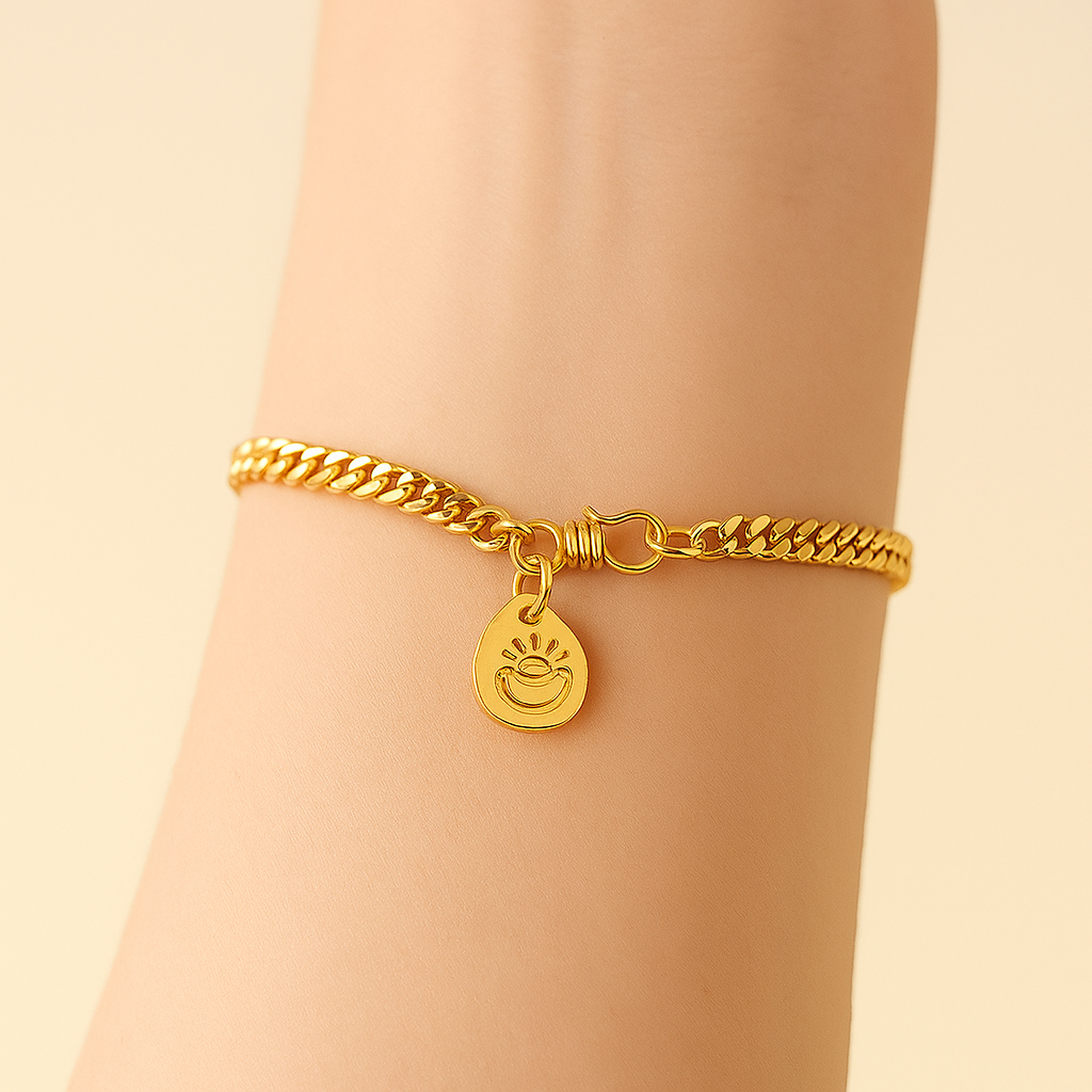 Elegantes goldfarbenes kubanisches Kettenarmband mit Münzanhänger