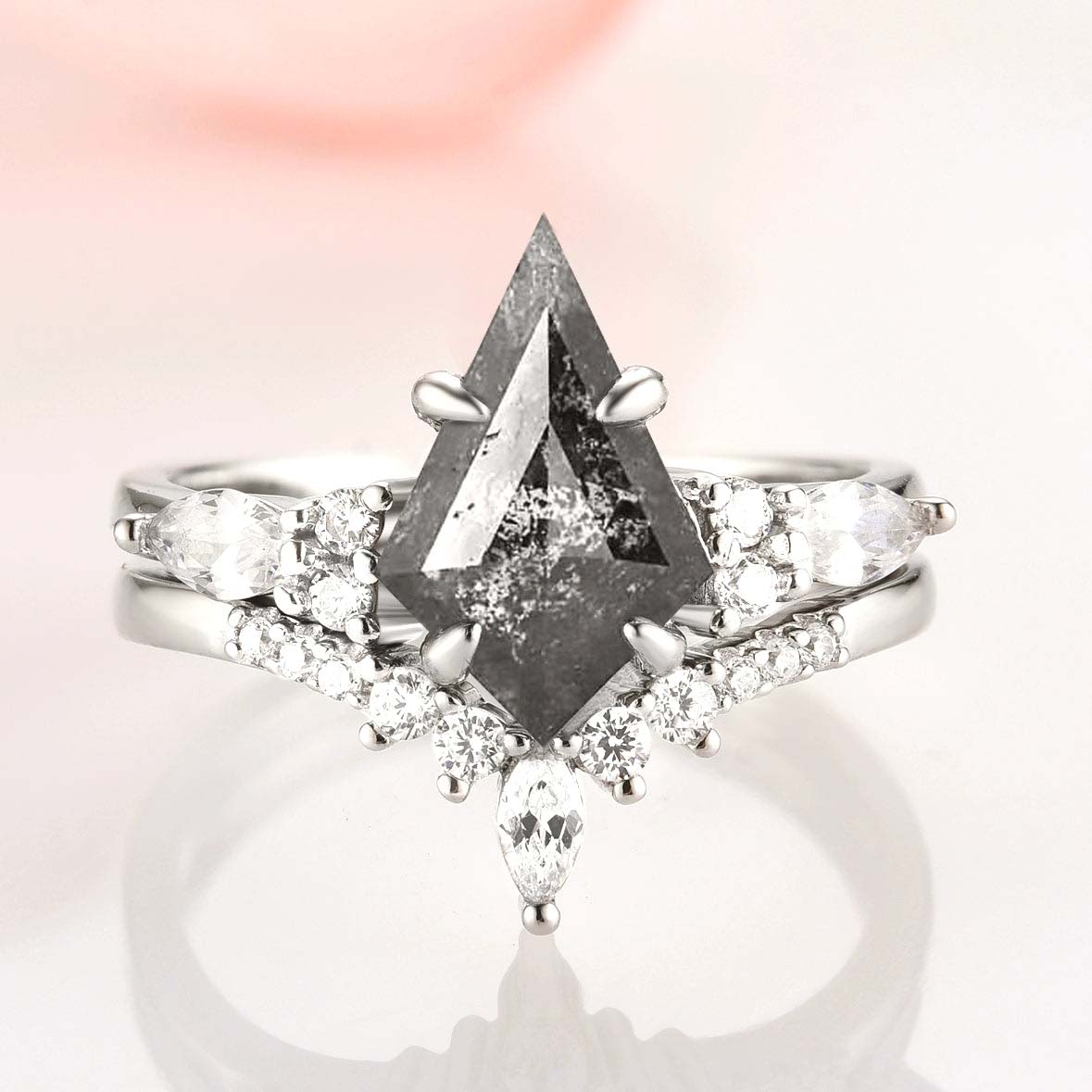 Rohdiamant-Ring mit Salz-und-Pfeffer-Effekt – Galaxy-inspiriertes Verlobungsset im Kite-Schliff