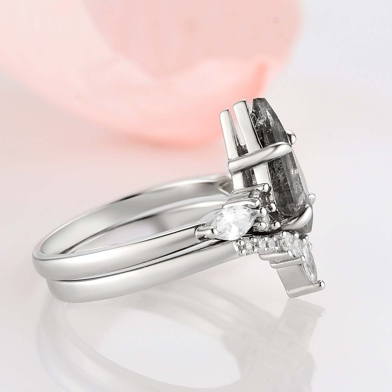 Rohdiamant-Ring mit Salz-und-Pfeffer-Effekt – Galaxy-inspiriertes Verlobungsset im Kite-Schliff