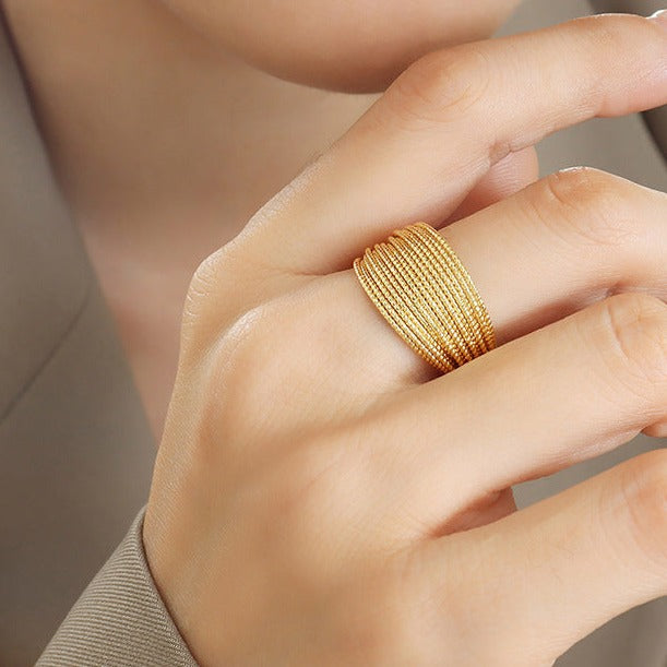Vera Gold Ring mit offener Spitze