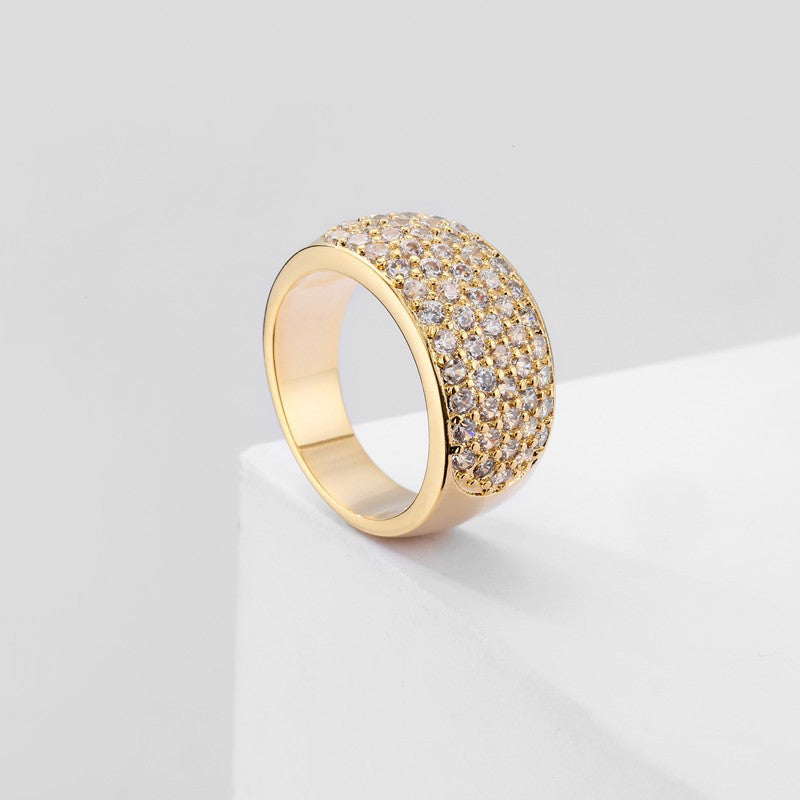 Goldring mit Kristallkuppel