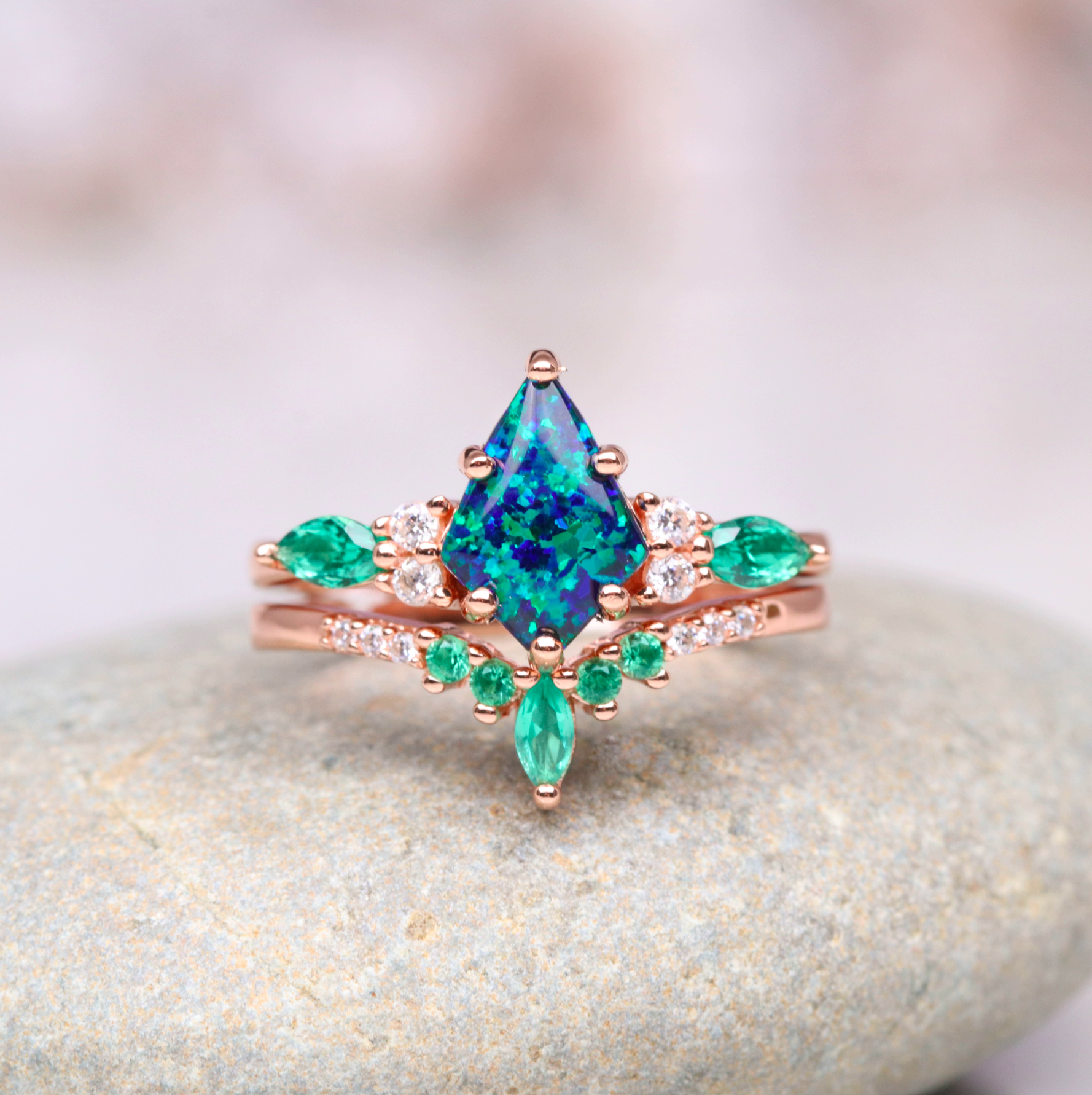 Skye Paar-Ring-Set – Pfauen-Opal in Pfauenblau, in Rosévergoldung & Wolfram