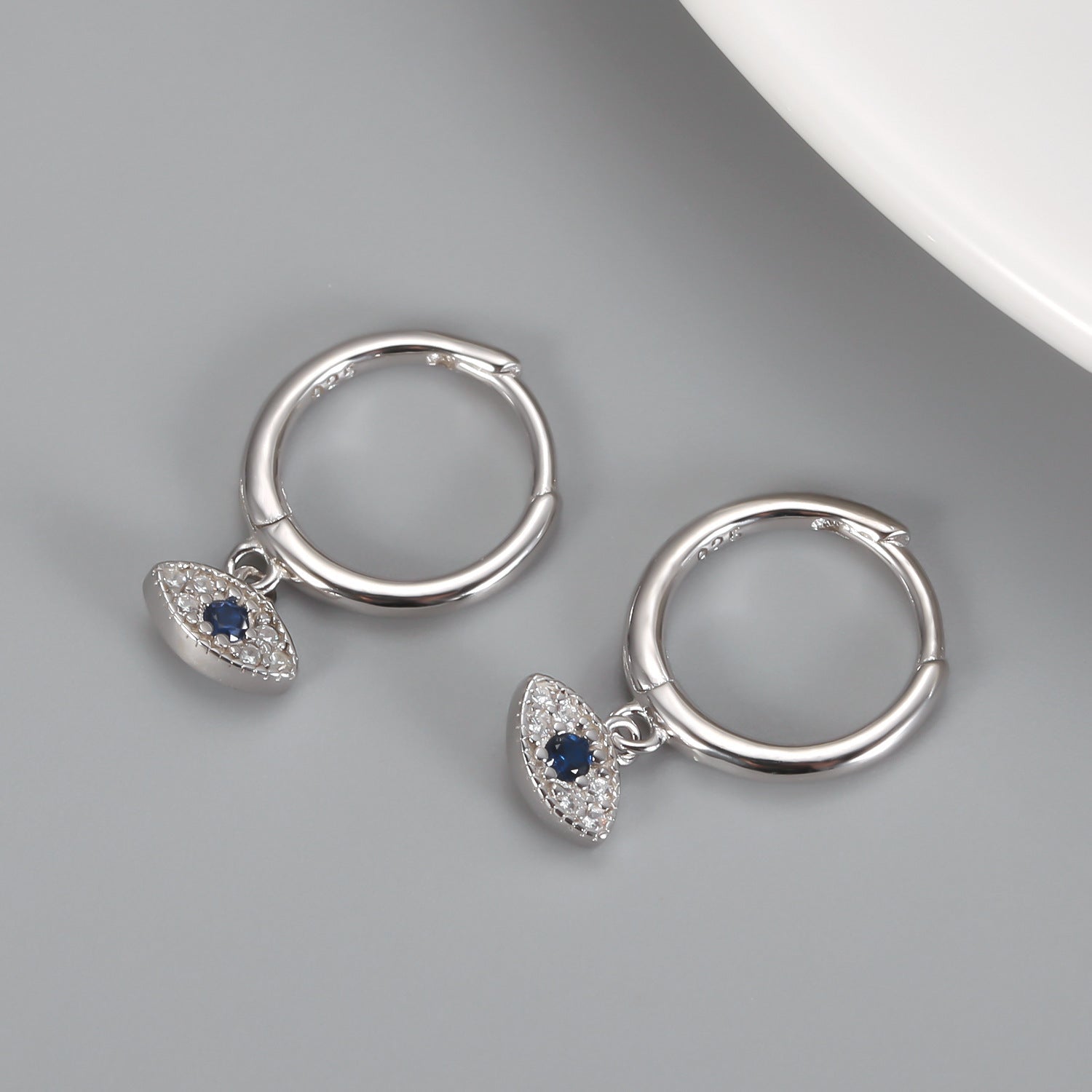 Die Sienna Evil Eye Ohrringe - Silber - Schutz trifft auf Eleganz