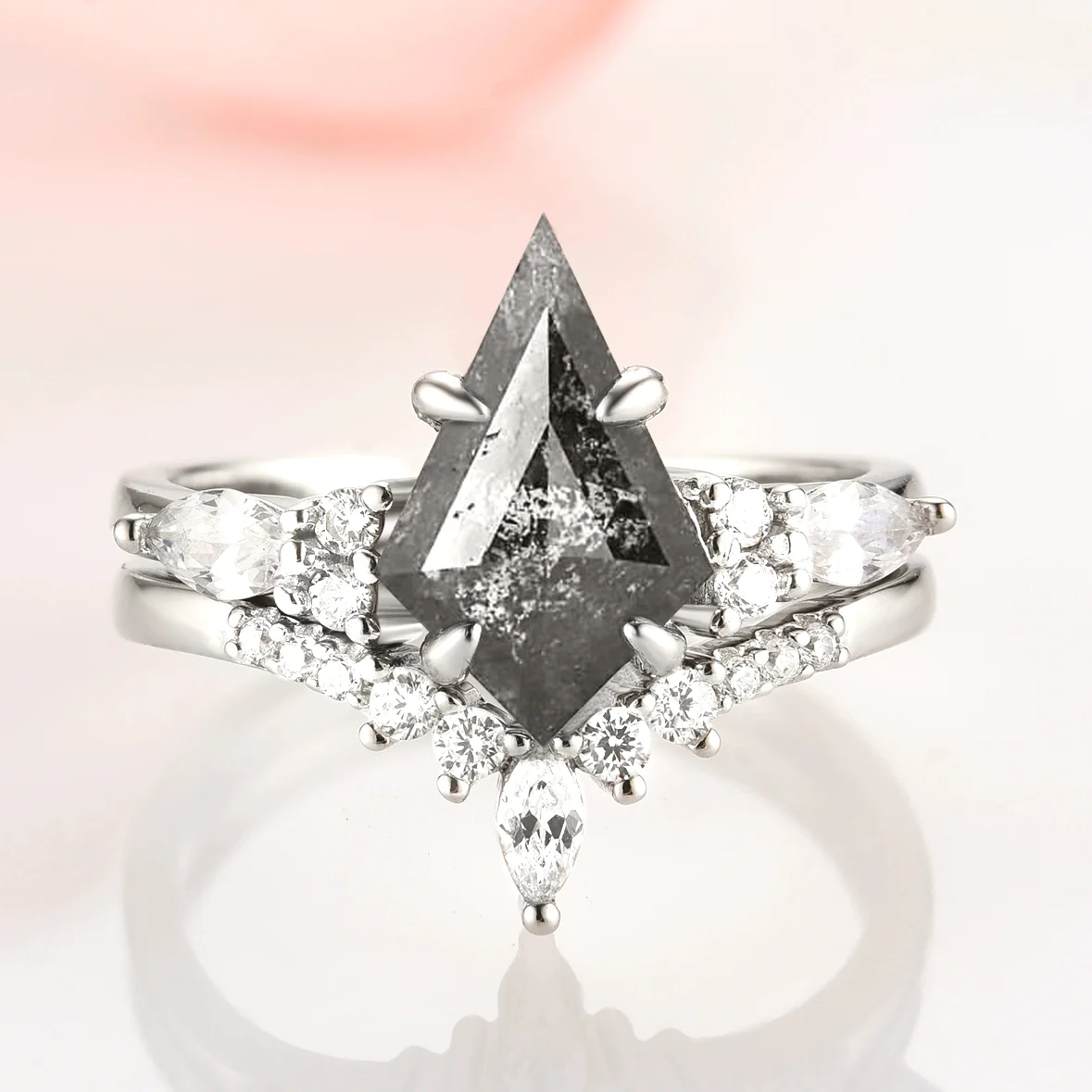 Rohdiamant-Ring mit Salz-und-Pfeffer-Effekt – Galaxy-inspiriertes Verlobungsset im Kite-Schliff