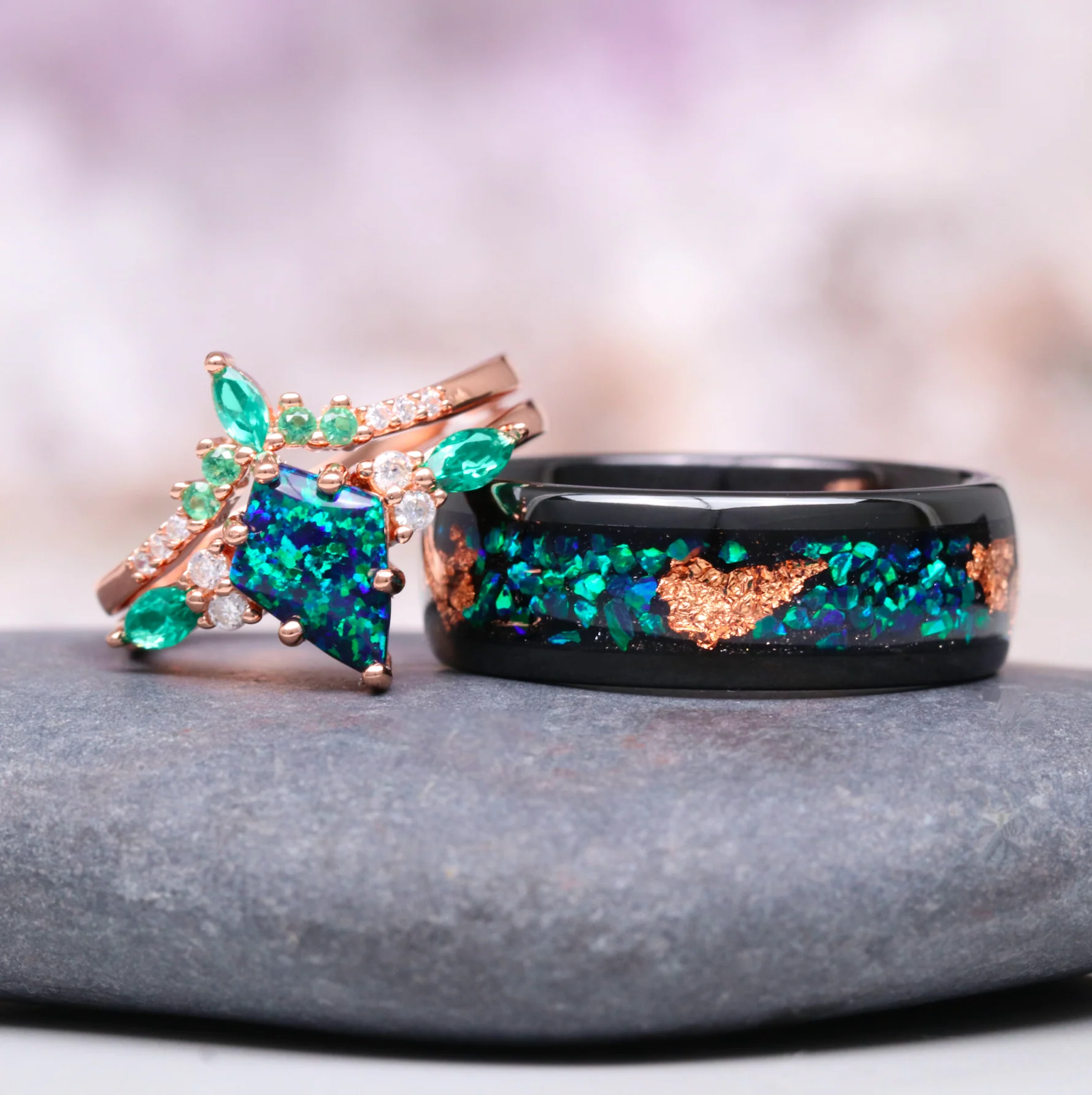 Skye Paar-Ring-Set – Pfauen-Opal in Pfauenblau, in Rosévergoldung & Wolfram