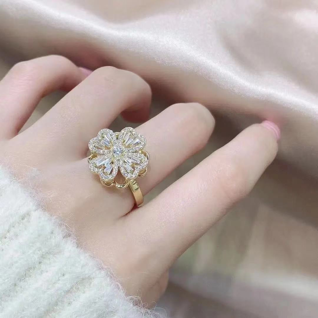 Zirkonring mit vierblättrigem Kleeblatt