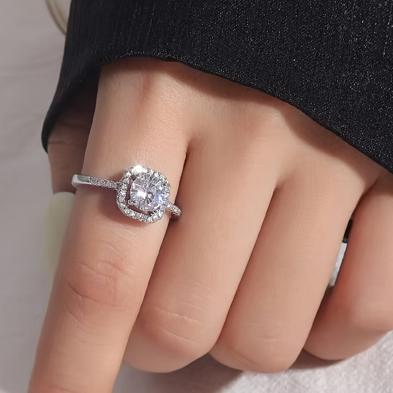 Eleganter Verstellbarer Quadratischer Ring mit Weißgold-Beschichtung und Synthetischem Zirkonia