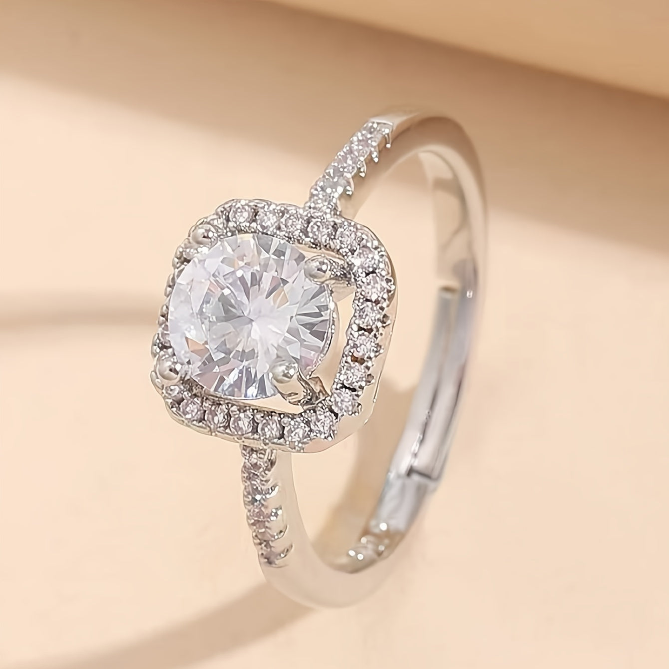 Eleganter Verstellbarer Quadratischer Ring mit Weißgold-Beschichtung und Synthetischem Zirkonia