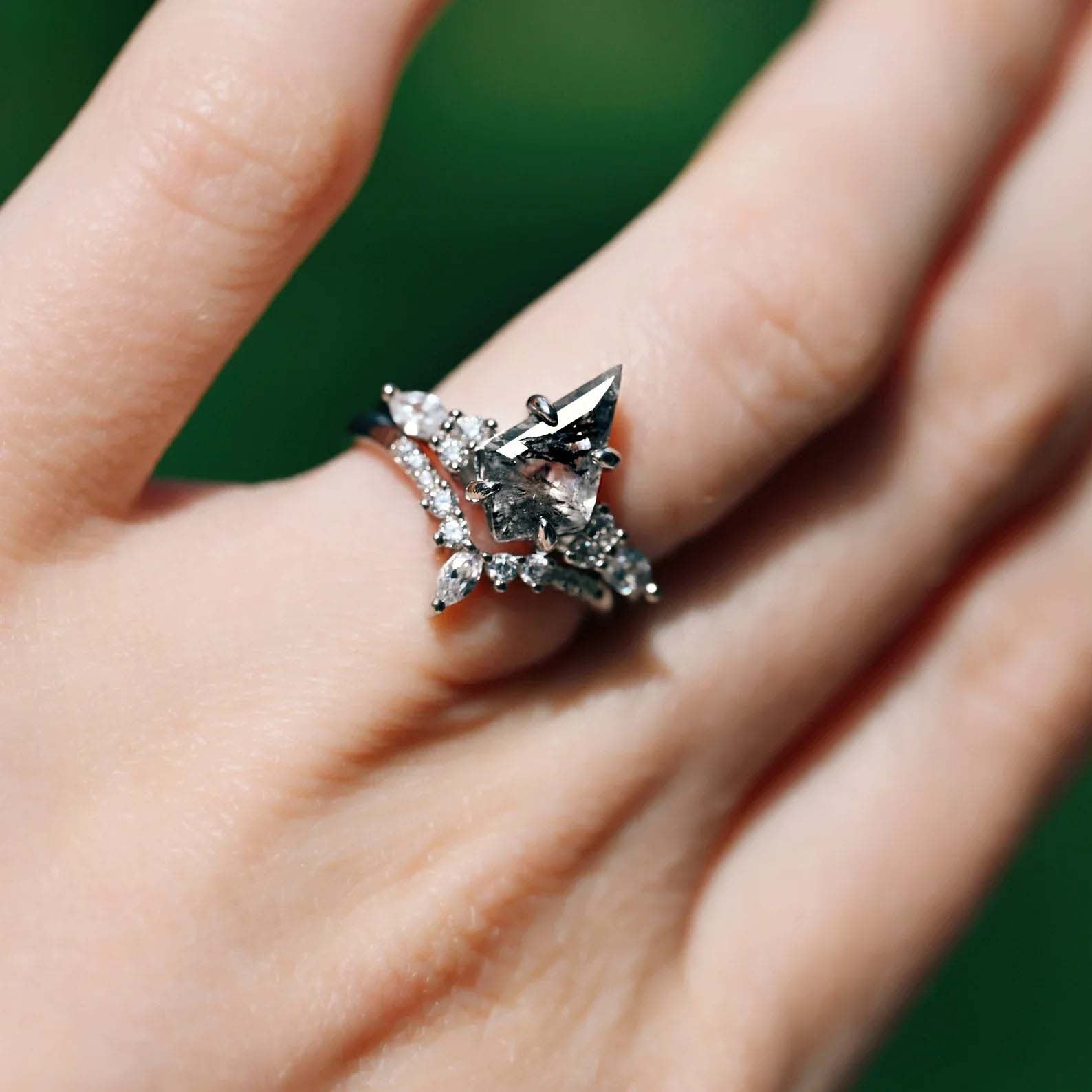 Rohdiamant-Ring mit Salz-und-Pfeffer-Effekt – Galaxy-inspiriertes Verlobungsset im Kite-Schliff