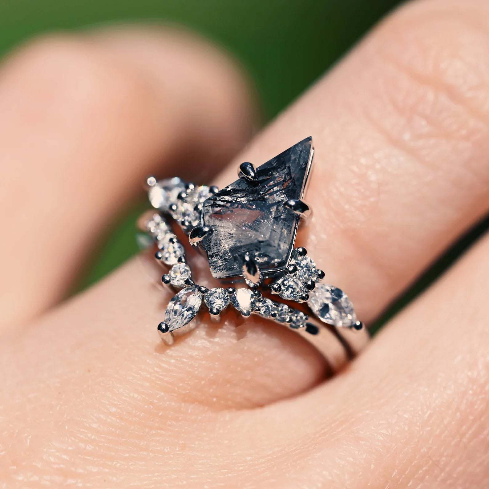Rohdiamant-Ring mit Salz-und-Pfeffer-Effekt – Galaxy-inspiriertes Verlobungsset im Kite-Schliff